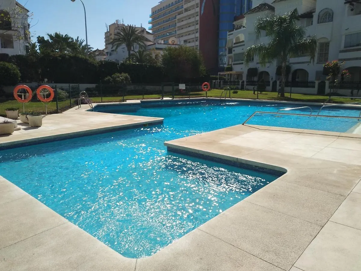 Apartamento con piscina y terraza junto a la playa Apartamento Benalmádena 0*,  España